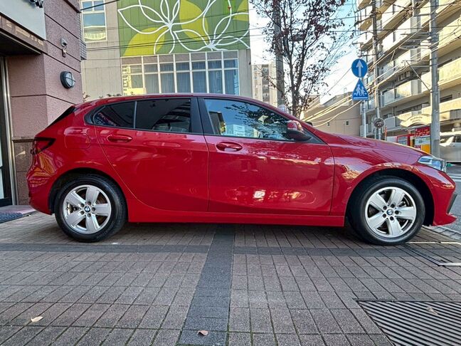 鮮やかな赤色、目立つ傷もなく綺麗な状態です！